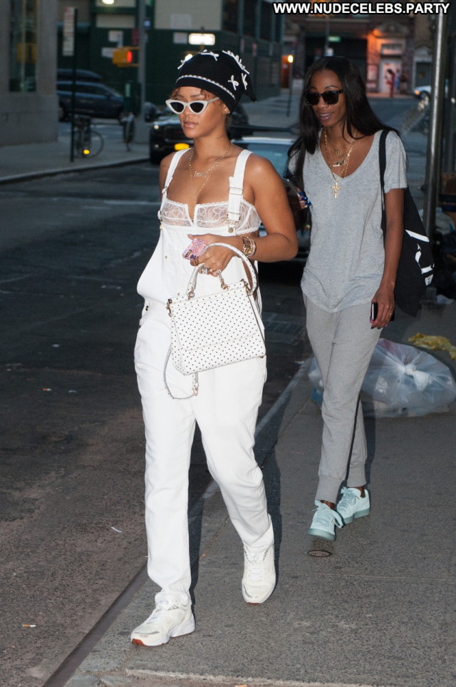 Rihanna New York Celebrity Singer Babe Paparazzi American Posing Hot