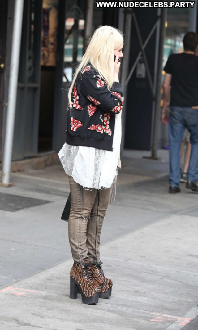 Abigail Breslin Nyc Celebrity Beautiful Paparazzi Babe Posing Hot