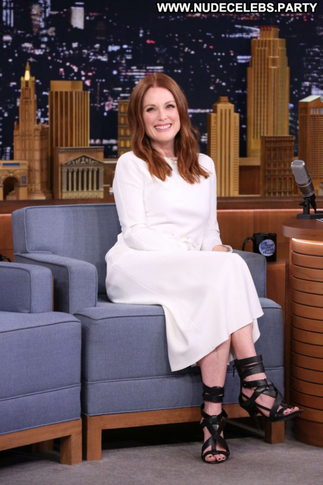 Julianne Moore The Tonight Show Celebrity Nyc Babe Paparazzi Posing