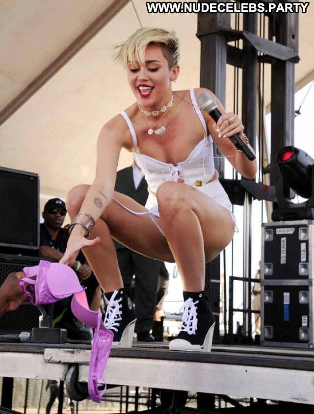 Miley Cyrus Babe Paparazzi Posing Hot Beautiful Celebrity Sexy Female