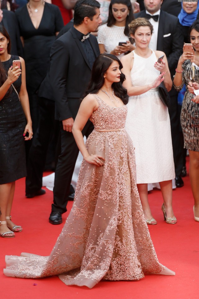 Aishwarya Rai Cannes Film Festival Cute Celebrity Sexy Doll Posing