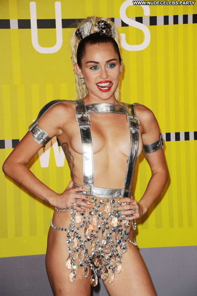 Miley Cyrus Beautiful Posing Hot Celebrity Sexy Babe Actress American