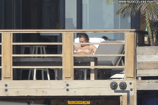 Cara Delevingne No Source Posing Hot Mali Topless Balcony Malibu
