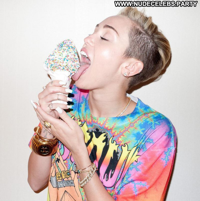 Miley Cyrus Wrecking Ball Music Video Babe Perfect Topless Breasts Miley Cyrus Wrecking Ball Music Video Babe Perfect Topless Breasts