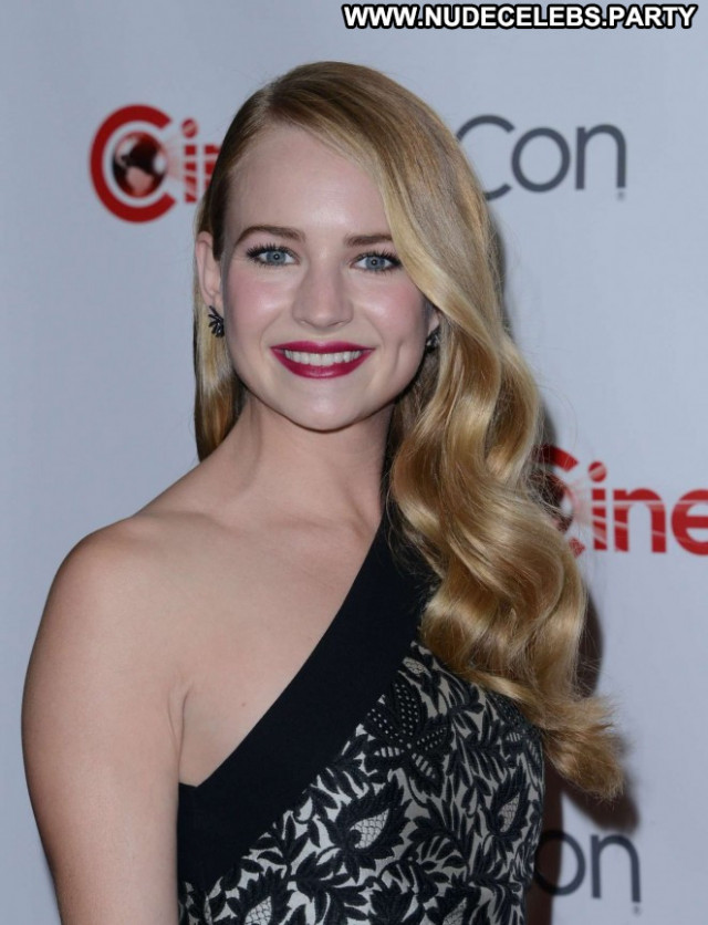 Britt Robertson Las Vegas Posing Hot Awards Beautiful Paparazzi