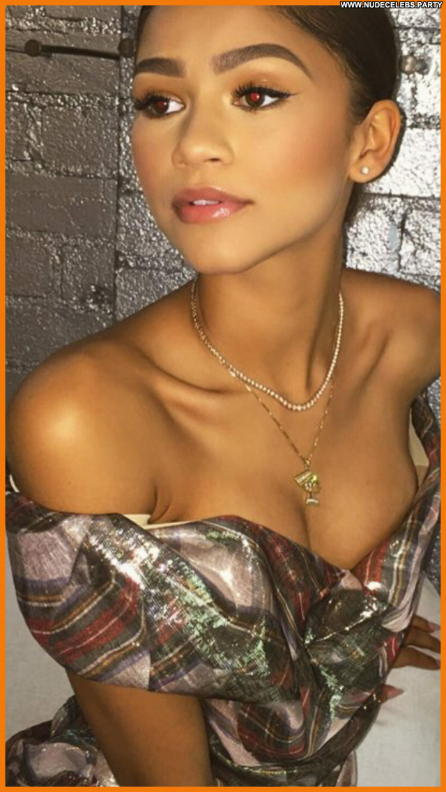 Zendaya Van Helsing Big Tits Sexy Dress Beautiful Nude Boobs Hot