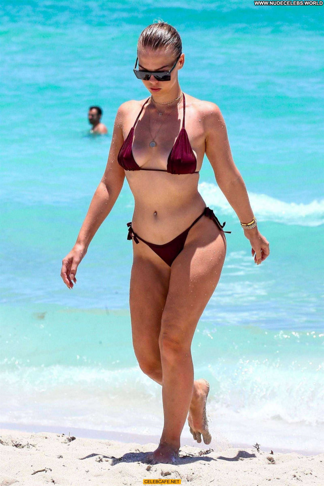Bianca Elouise The Beach Posing Hot Beautiful Babe Sexy Celebrity Ass