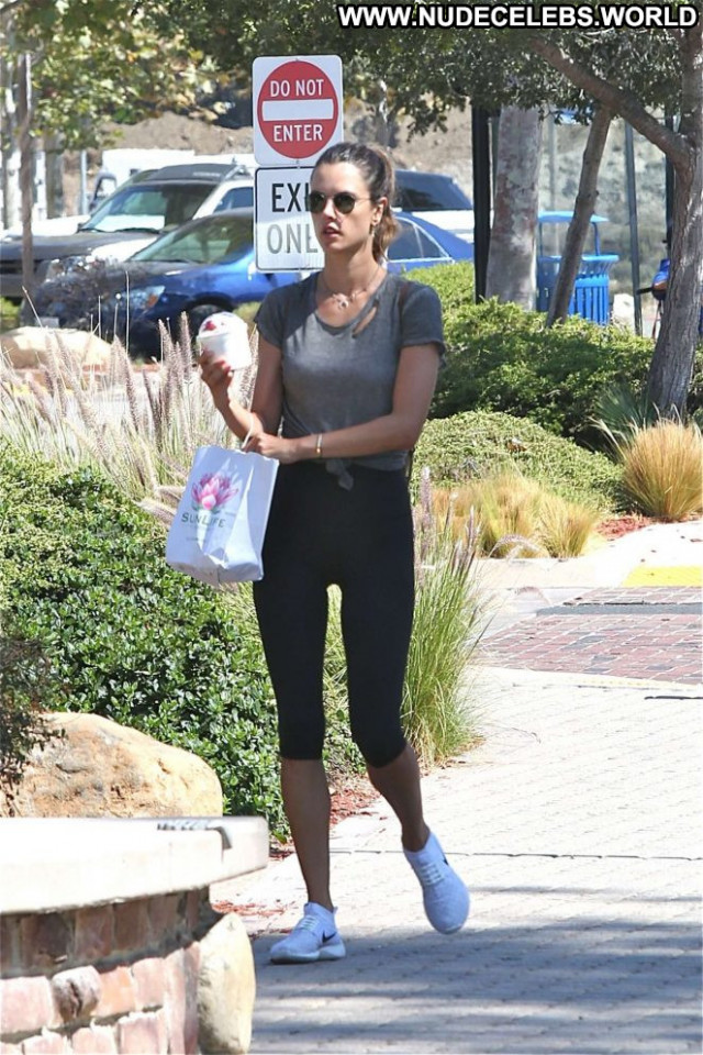 Alessandra Ambrosio No Source Malibu Paparazzi Mali Celebrity Posing