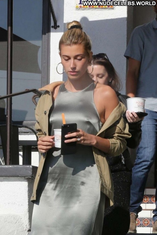 Hailey Baldwin No Source Beautiful Paparazzi Babe Posing Hot