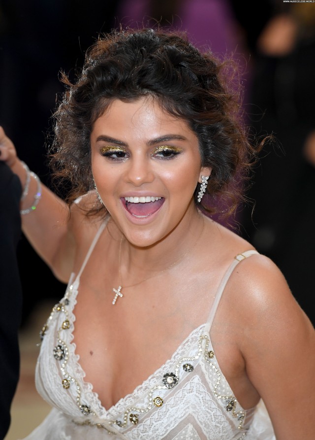 Selena Gomez New York Bar New York Sexy Cleavage Celebrity Babe