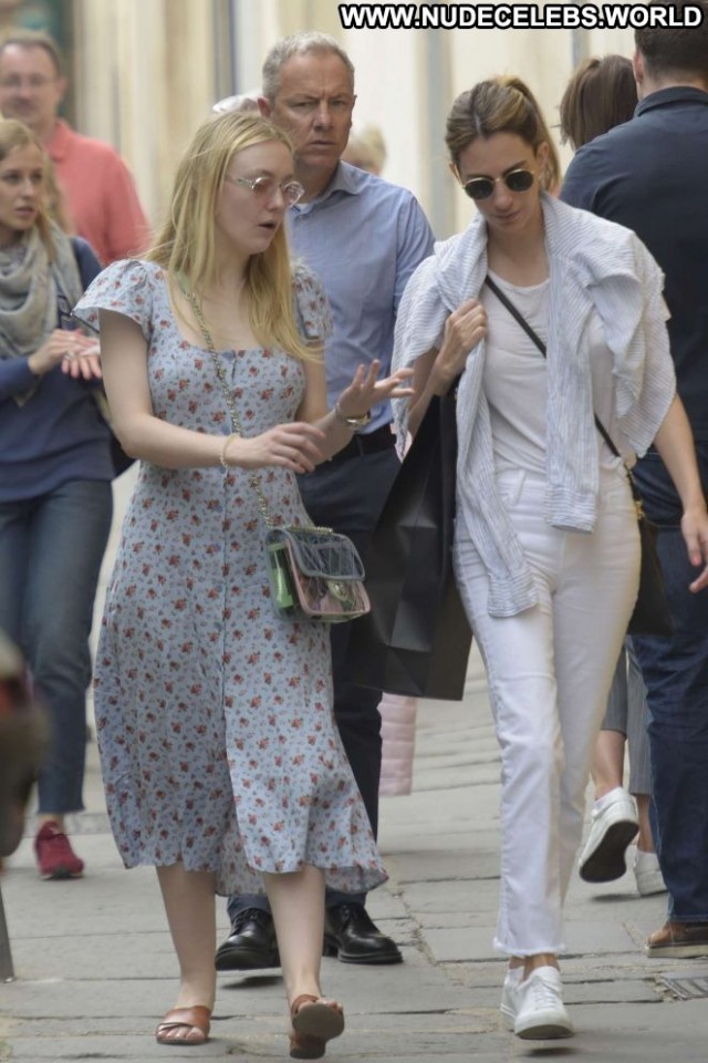 Dakota No Source Beautiful Celebrity Babe Posing Hot Paparazzi