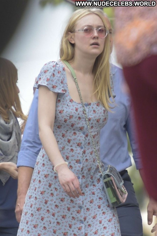 Dakota No Source Posing Hot Celebrity Beautiful Babe Paparazzi