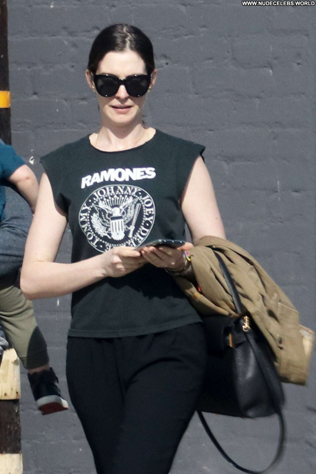 Anne Hathaway Los Angeles Beautiful Celebrity Paparazzi Babe Posing