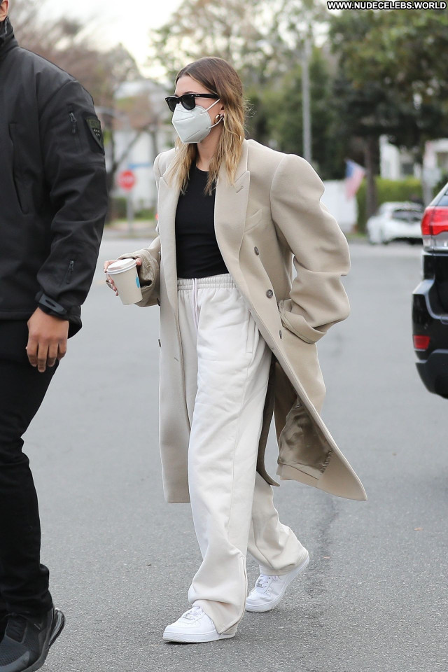 Hailey Bieber No Source Posing Hot Babe Sexy Beautiful Celebrity